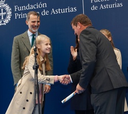 Su Alteza Real la Princesa de Asturias entrega el Premio al Pueblo Ejemplar de Asturias 2019 a Ramón Guerra, vecino de Asiegu