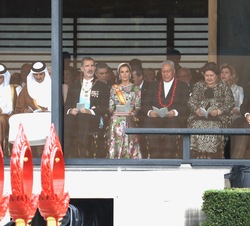 Sus Majestades los Reyes, junto a los jefes de Delegaciones asistentes, en el Salón Shunju-no-Ma (Grand Hall), durante la ceremonia de Entronización d