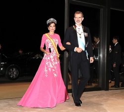 Sus Majestades los Reyes a su llegada al Palacio Imperial para asistir a la cena ofrecida por SS.MM. los Emperadores del Japón con ocasión de la entro