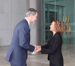 Su Majestad el Rey recibido por la presidenta del Congreso de los Diputados, Meritxell Batet, a su llegada al pabellón de Estado del Aeropuerto Adolfo