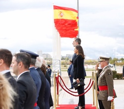 Sus Majestades los Reyes durante la interpretación del Himno Nacional