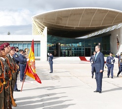 Su Majestad el Rey durante su saludo a la Enseña Nacional
