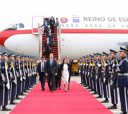 Sus Majestades los Reyes a su llegada a Seúl capital de la República de Corea