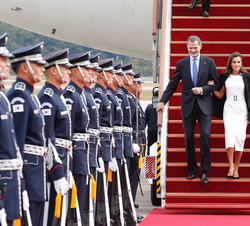 Sus Majestades los Reyes a su llegada a la Base Aérea Militar de Seúl