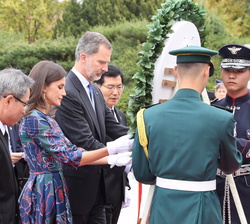 Don Felipe y Doña Letizia participan en el acto de ofrenda floral