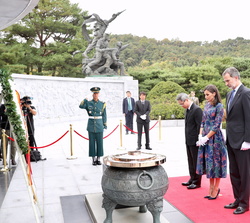 Doña Letizia durante el acto solemne en el Cementerio Nacional de Seúl