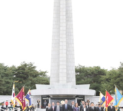 Sus Majestades los Reyes abandonan el Cementerio Nacional una vez finalizado el acto solemne