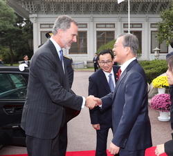 Su Majestad el Rey recibe el saludo del presidente de la República de Corea, Moon Jae-in acompañado de su primera dama, Kim Jung-sook
