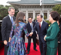Su Majestad la Reina recibe el saludo del presidente de la República de Corea, Moon Jae-in acompañado de su primera dama, Kim Jung-sook