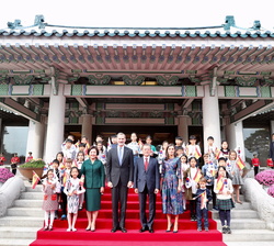 Sus Majestades los Reyes acompañados por el presidente de la República de Corea y Primera Dama