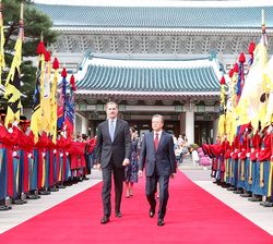 Su Majestad el Rey recibe los honores correspondientes por la fuerza presente