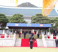 El jefe de línea solicita permiso al presidente de la República de Corea para dar inicio a los actos de recepción de Sus Majestades los Reyes
