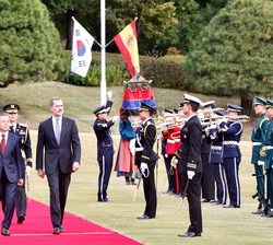 Don Felipe, acompañado del presidente de la República de Corea, pasa revista a la fuerza presente