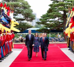 Sus Majestades los Reyes acompañados del presidente de Corea y primera Dama, se dirigen a la Casa Azul