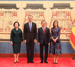 Sus Majestades los Reyes junto al Presidente de Corea, Moon Jae-in y la Primera Dama de la República de Corea, Kim Jung-sook, tras el recibimiento ofi