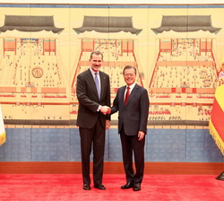 Don Felipe y Moon Jae-in momentos antes de la ceremonia de firma de acuerdos entre las dos naciones