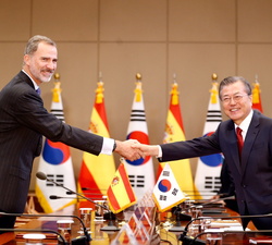 Su Majestad el Rey y el presidente de Corea estrechan sus manos para dar simbólicamente comienzo a la ceremonia de firma de acuerdos Corea-España