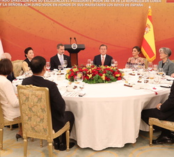 Sus Majestades los Reyes junto al Presidente de Corea, Moon Jae-in y la Primera Dama de la República de Corea, Kim Jung-sook, momentos antes de la cen