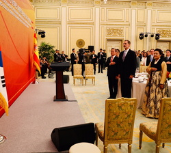 Sus Majestades los Reyes junto al Presidente coreano y su esposa, durante la interpretación de los Himnos Nacionales de los dos países