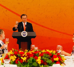 Sus Majestades los Reyes durante el brindis del Presidente de Corea en la cena oficial