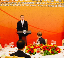Su Majestad el Rey durante su intervención en la cena oficial