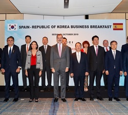Su Majestad el Rey junto a los representantes de los principales conglomerados industriales de la República de Corea