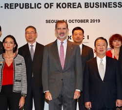 Don Felipe junto a los representantes de los principales conglomerados industriales de la República de Corea