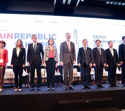 Su Majestad el Rey junto a las autoridades del Encuentro empresarial España – República de Corea