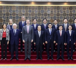 Su Majestad el Rey junto a los miembros de la Asamblea Nacional participantes en el encuentro