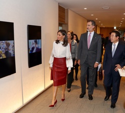 Sus Majestades los Reyes y el alcalde de Seúl, Park Won-Soon, durante el recorrido por las instalaciones del Ayuntamiento de Seúl
