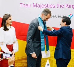 Sus Majestades los Reyes durante la imposición de la Banda como Ciudadanos Honorarios de la Ciudad
