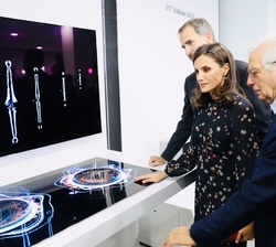 Sus Majestades los Reyes durante su recorrido por el Campus LG Sciencepark