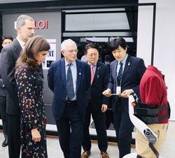 Don Felipe y Doña Letizia durante su recorrido por LG Sciencepark a su paso por el espacio de robótica