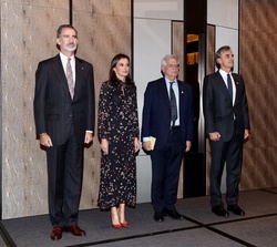 Sus Majestades los Reyes acompañados por el ministro de Asuntos Exteriores, Unión Europea y Cooperación y el embajador de España en la República de Co