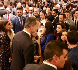 Don Felipe y Doña Letizia durante la colectividad española en la República de Corea