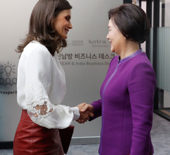 Su Majestad la Reina recibe el saludo de la Primera Dama de la República de Corea, Kim Jung-sook