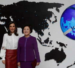 Su Majestad la Reina junto a la Primera Dama de la República de Corea, Kim Jung-sook