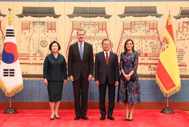 Sus Majestades los Reyes junto al Presidente de Corea, Moon Jae-in y la Primera Dama de la República de Corea, Kim Jung-sook, tras el recibimiento ofi