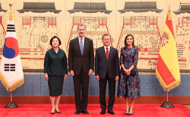 Sus Majestades los Reyes junto al Presidente de Corea, Moon Jae-in y la Primera Dama de la República de Corea, Kim Jung-sook, tras el recibimiento ofi