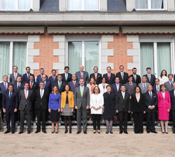 Fotografía de grupo de Su Majestad el Rey junto a los asistentes a la audiencia