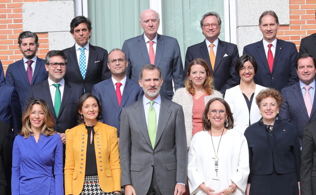 Su Majestad el Rey junto a una representación de los participantes en el seminario de la alianza del pacífico sobre la pequeña y mediana empresa