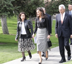 Su Majestad la Reina a su llegada al Campus del IESE acompañada por las autoridades asistentes en el acto