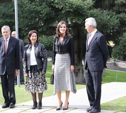 Doña Letizia acompañada por la ministra de Defensa; el director del Campus del IESE Business School en Madrid (IESE), y el profesor del IESE Business 
