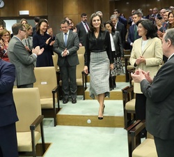 Doña Letizia en el momento de la entrada del auditorio del Campus del IESE