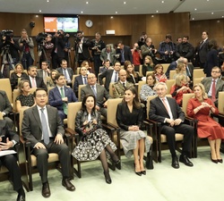 Doña Letizia acompañada por las autoriades asistentes al acto
