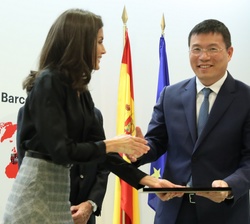Doña Letizia entrega el premio a el fundador y presidente de Texhong Textile Group Limiteed (China), Hong Tianzhu