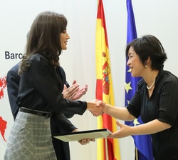 Doña Letizia hace entrega del premio a la presidenta de Puente China España (China), Lilling Qi