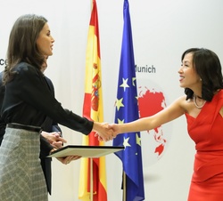 Su Majestad la Reina entrega el galardón a la Socia fundadora den Qimeng Global (China), Lidan Qi
