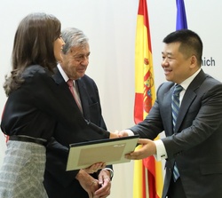 Doña Letizia hace entrega del galardón a el presidente de Sanquan Food Co. Ltd. (China), Chen Xi