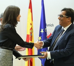 Su Majestad la Reina hace entrega del premio a el fundador y presidente ejecutivo de Sekunjalo Group (Sudáfrica), Iqbal Survé